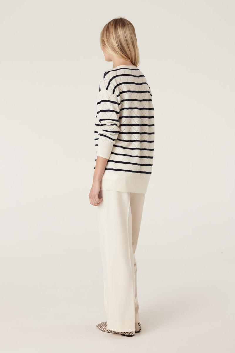 CSS25221_NVY_5_qhoj6w_1748391498